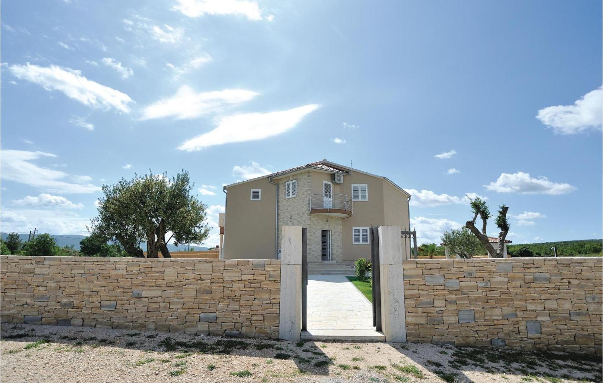 Beautiful Home In Pridraga With Kitchen Eksteriør billede